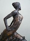 Le pas de dance-danspas is een bronzen beeld van een een danseres vereeuwigd op het moment tussen snelle beweging en volmaakte stilstand| bronzen beelden en tuinbeelden van Jeanette Jansen |